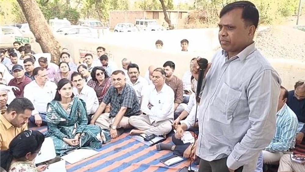 रीवा में चौपाल लगाकर कलेक्टर ने दिए सख्त निर्देश, 42 अधिकारियों संग किया गांव का दौरा