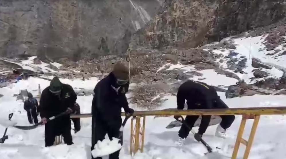 हेमकुंड साहिब में भारी बर्फबारी, सेना ने शुरू किया रास्ता खोलने का अभियान