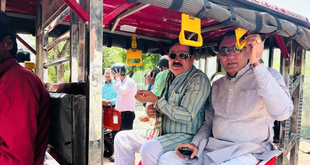 मंत्रियों का अनोखा अंदाज, ई-रिक्शा में बैठकर मंत्रालय पहुंचे टेटवाल और पंवार