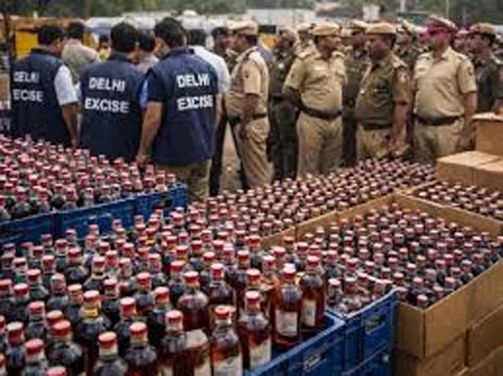 द्वारका पुलिस की कार्रवाई से हड़कंप, दो कारों के साथ भारी मात्रा में अवैध शराब बरामद