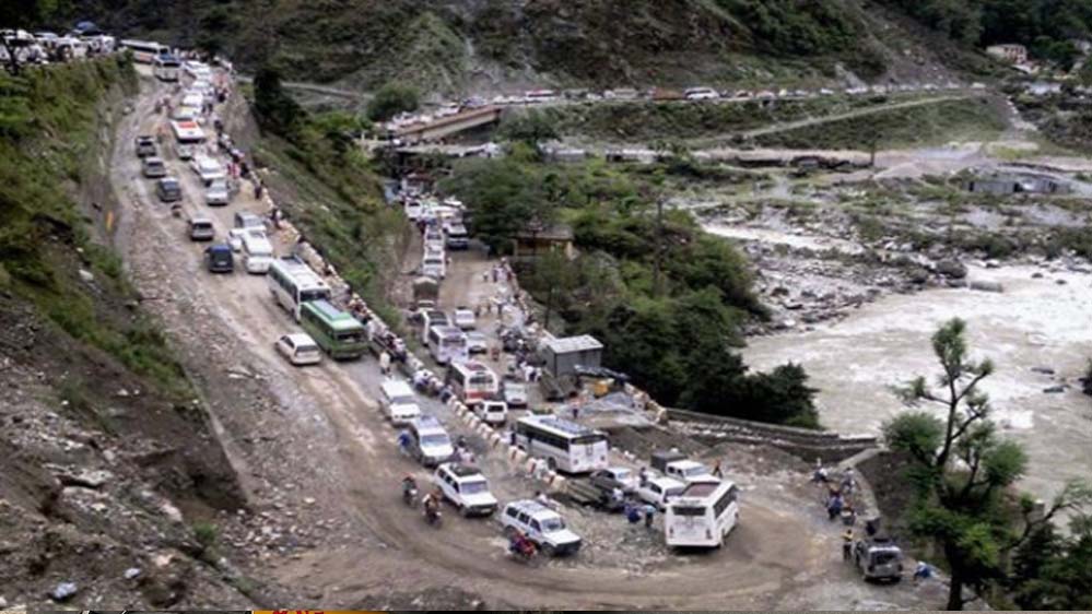 जोशीमठ की सड़कों पर वाहनों की कतारें, छुट्टियों के चलते ट्रैफिक व्यवस्था चरमराई