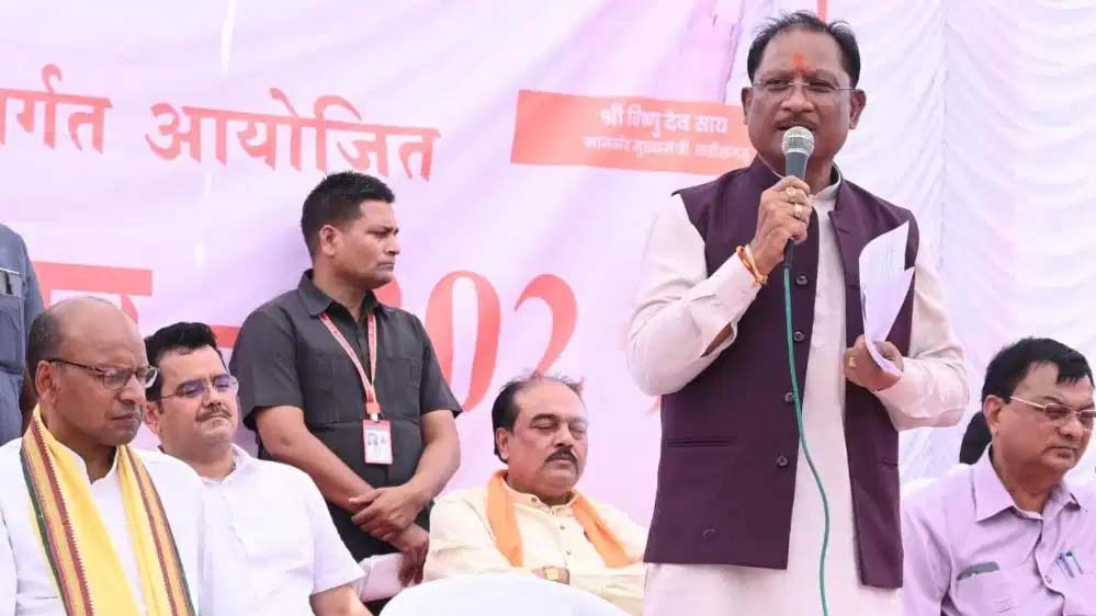 मुख्यमंत्री विष्णु देव साय ने बलौदबाजार जिले के करहीबाजार में हितग्राहियों से की आत्मीय बातचीत