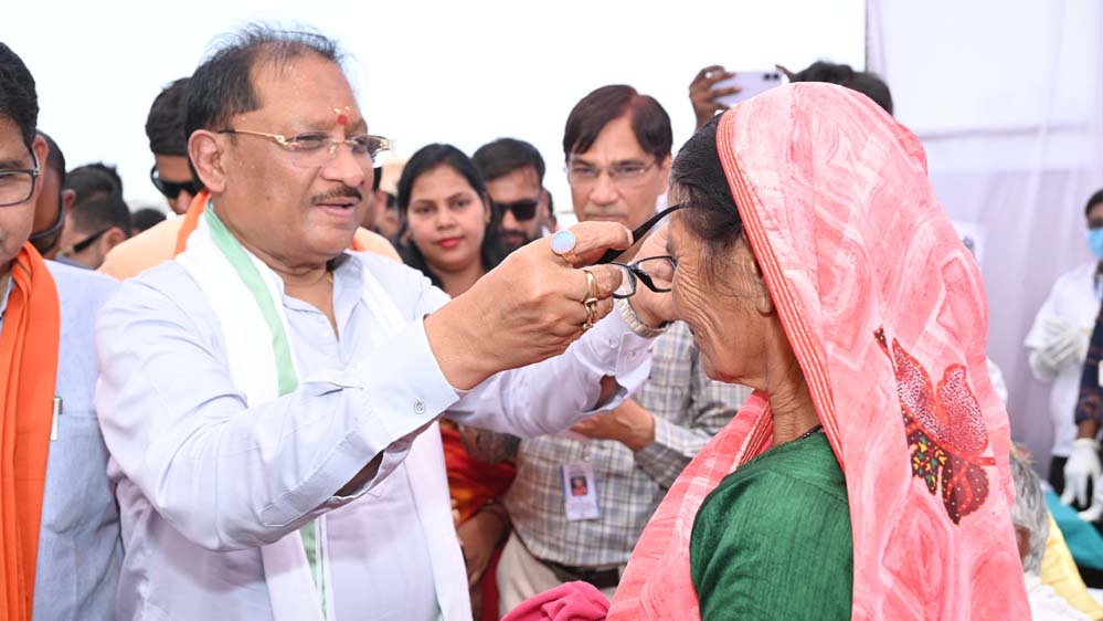 CM विष्णु देव साय का संवेदनशील अंदाज, लाभार्थियों को वितरित किए चश्मे