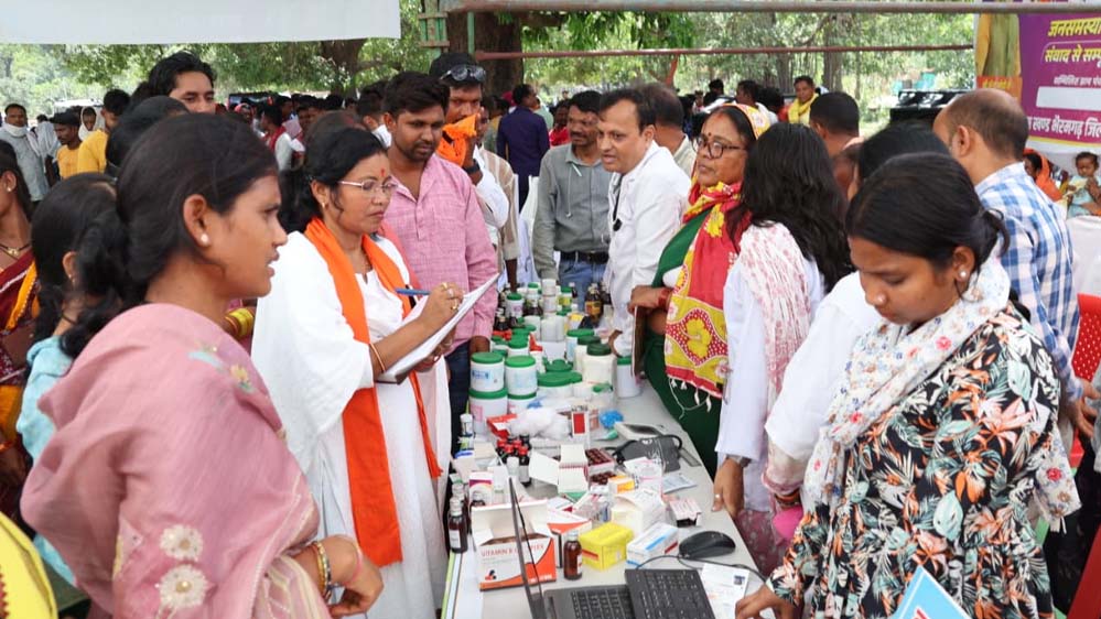 भीषण गर्मी भी नहीं रोक सकी लोगों का जोश, कुटरु समाधान शिविर में बड़ी संख्या में पहुंचे ग्रामीण