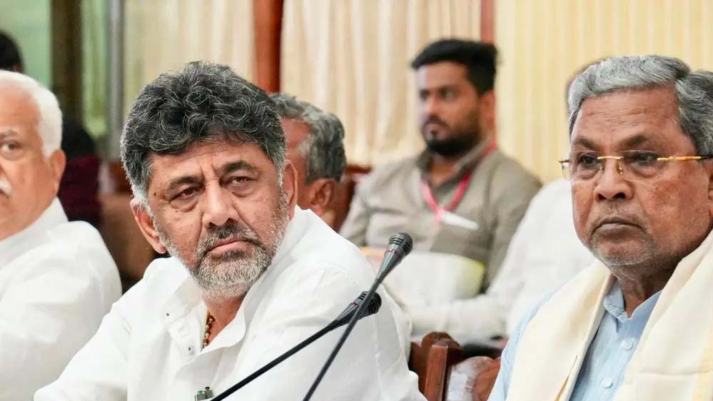 कर्नाटक कांग्रेस में बढ़ी सरगर्मी, सिद्धारमैया दिल्ली पहुंचे; DK को लेकर सियासी सस्पेंस गहराया