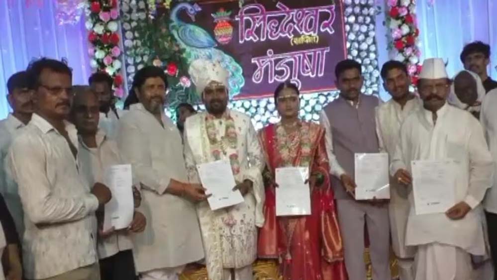 बेटे की शादी बनी चर्चा का विषय, परिवार ने गांव वालों को दिया 3500 इंश्योरेंस का उपहार