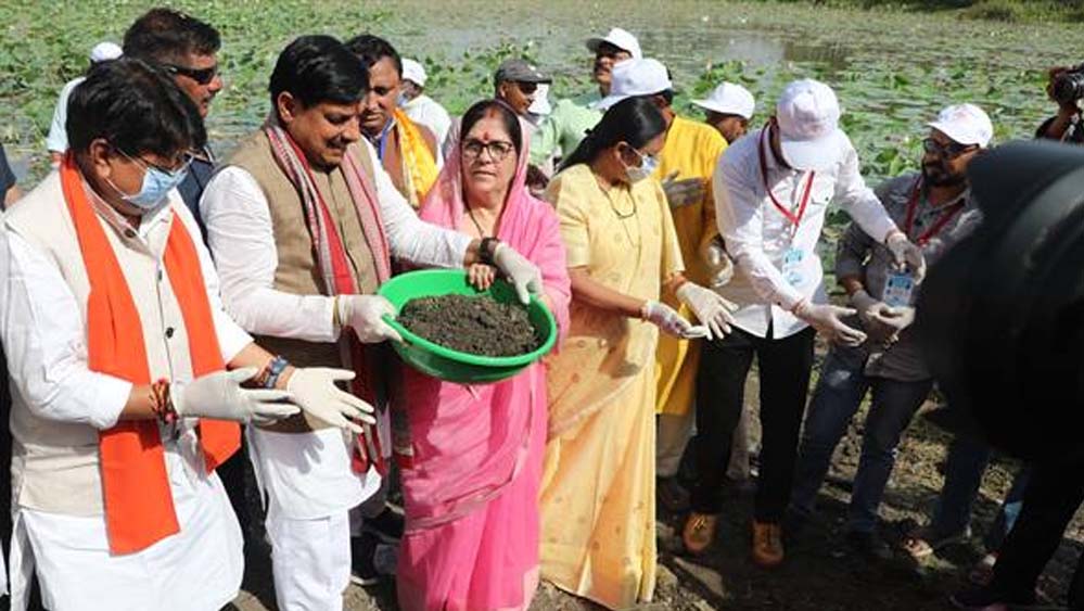 गंगा दशहरा के अवसर पर CM डॉ. यादव का श्रमदान, देवी सागर तालाब से दिया स्वच्छता का संदेश
