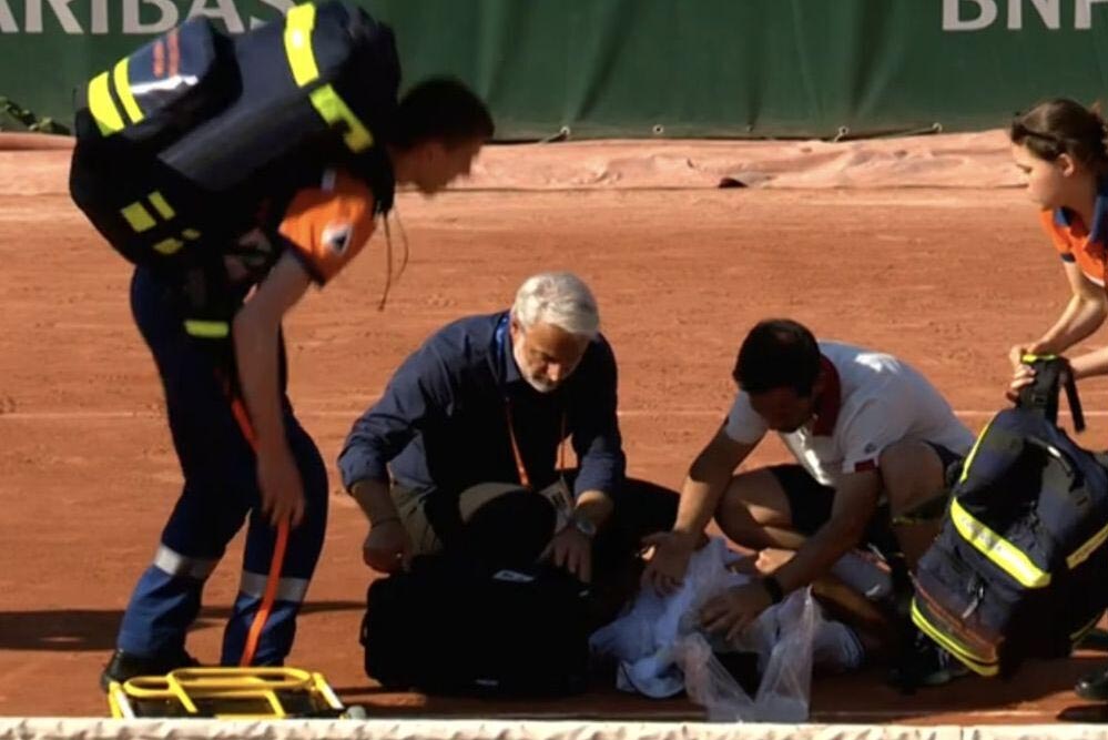 French Open में दिल थाम देने वाला पल, मैच जीतते ही कोर्ट पर गिर पड़ा ये दिग्गज खिलाड़ी