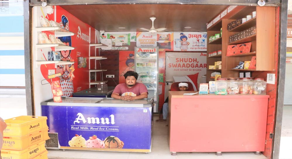 आत्मनिर्भरता की मिसाल बने अर्पित, भगवान बिरसा मुण्डा योजना से शुरू किया अमूल पार्लर