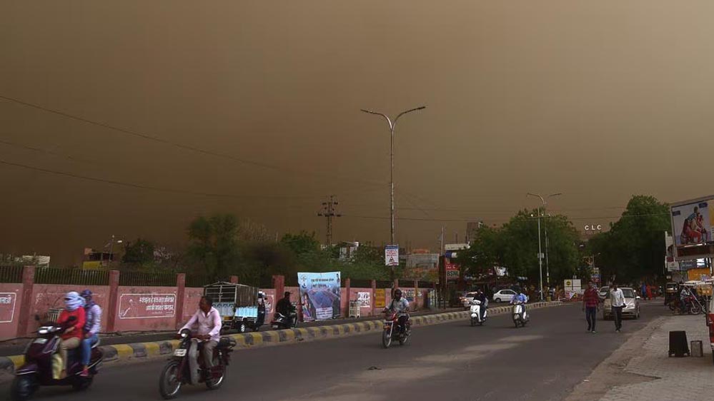 राजस्थान में मौसम का डरावना रूप, रेत के तूफान से हाईवे पर रुकीं गाड़ियां