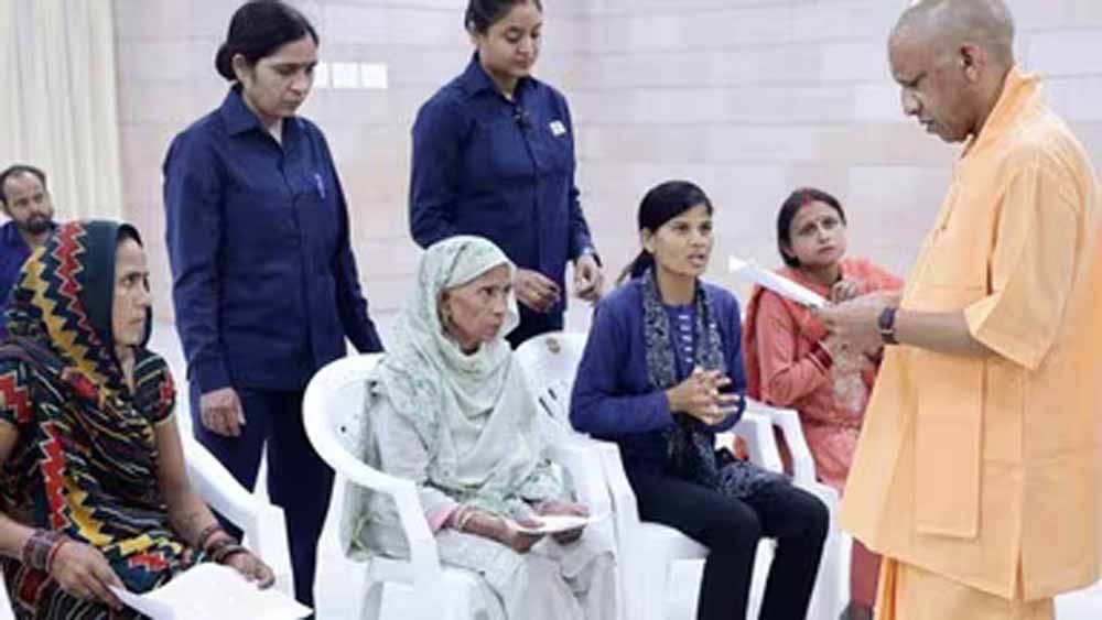 सीएम योगी ने दिए सुशासन के निर्देश, गोरखपुर में स्पोर्ट्स कॉम्प्लेक्स की भी घोषणा