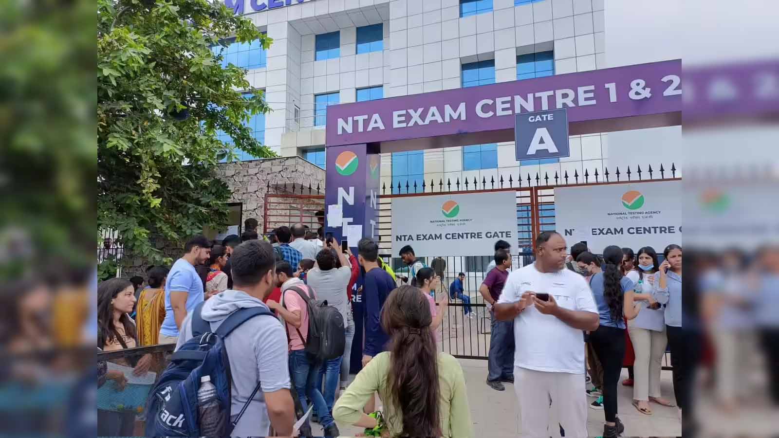 CUET परीक्षा में गड़बड़ी से भड़के छात्र, NTA के खिलाफ प्रदर्शन