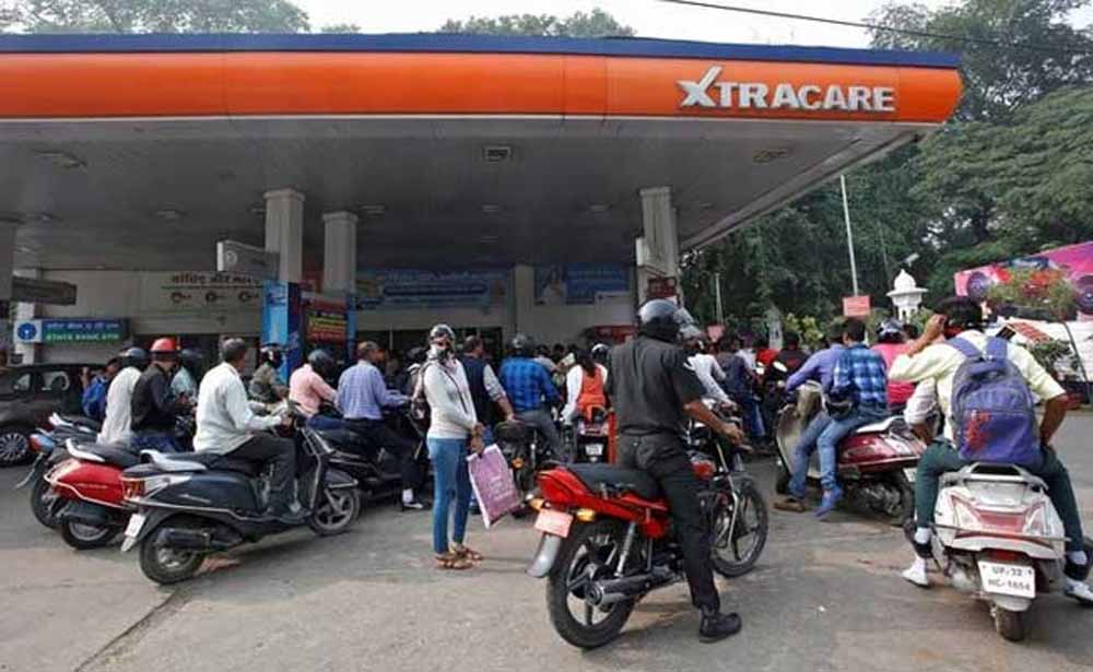 ग्राहकों को कम तेल देने की शिकायत पर प्रशासन का सख्त एक्शन, कई पंपों की जांच जारी