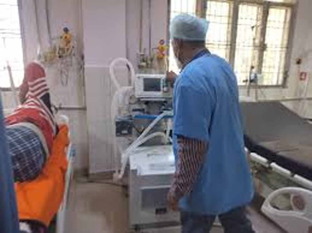 योगी सरकार का एक्शन मोड: पांच डॉक्टर बर्खास्त, 16 अधिकारियों पर विभागीय कार्रवाई