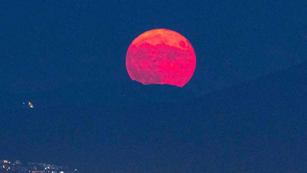 आज आसमान में ‘ब्लू मून’ का जादू! चूक गए तो सालों इंतजार