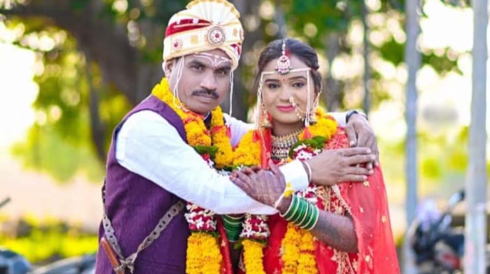 एक दुल्हन और नौ दूल्हे: पहले 8 से हो चुके थे फेरे, चौंकाने वाली कहानी  दुल्हन की अनोखी शादी: पहले 8 दूल्हों संग हो चुके फेरे, अब नौवां  शादी का हैरान कर देने वाला सच: एक लड़की और नौ दूल्हे, पहले 8 हो चुके फे