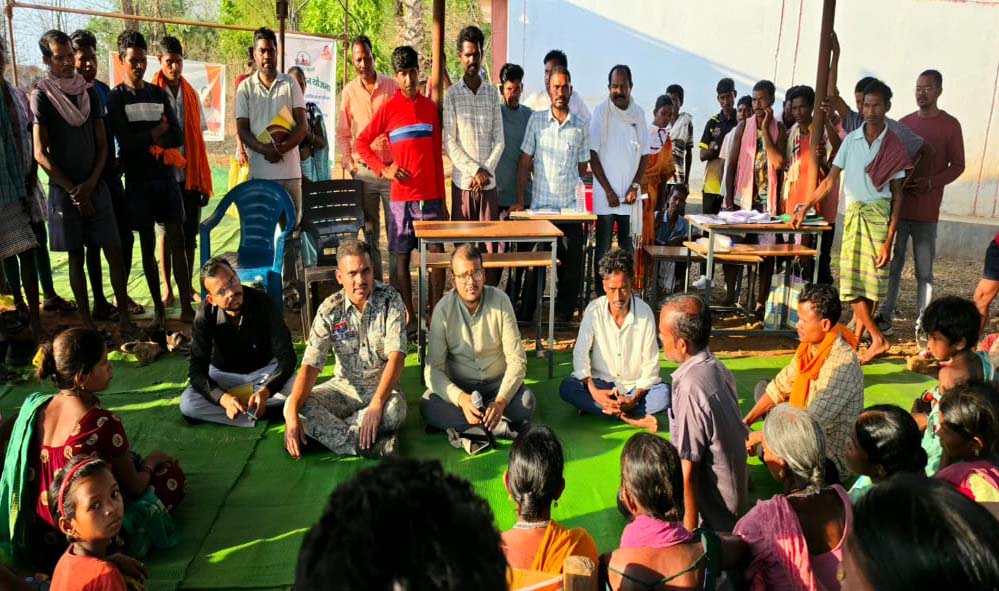 सुशासन की मिसाल: कलेक्टर-एसपी पहुंचे दुर्गम पहाड़ों तक दोपहिया वाहन से