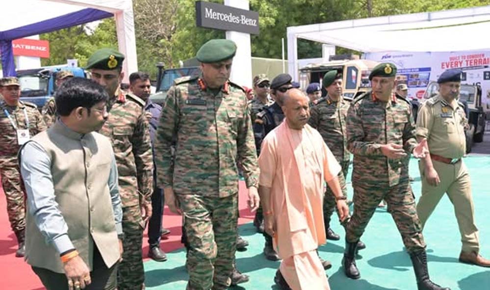 रक्षा प्रदर्शनी का निरीक्षण, मुख्यमंत्री ने देशी तकनीक की प्रशंसा की