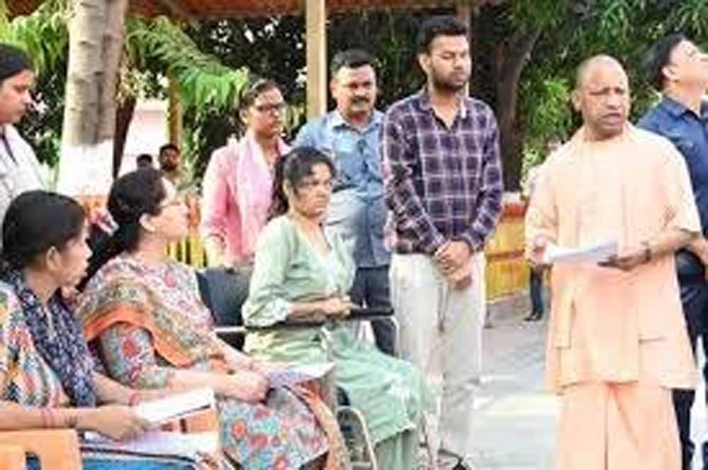भू माफियाओं पर सख्त हुए सीएम योगी, अधिकारियों को दिए कड़े निर्देश
