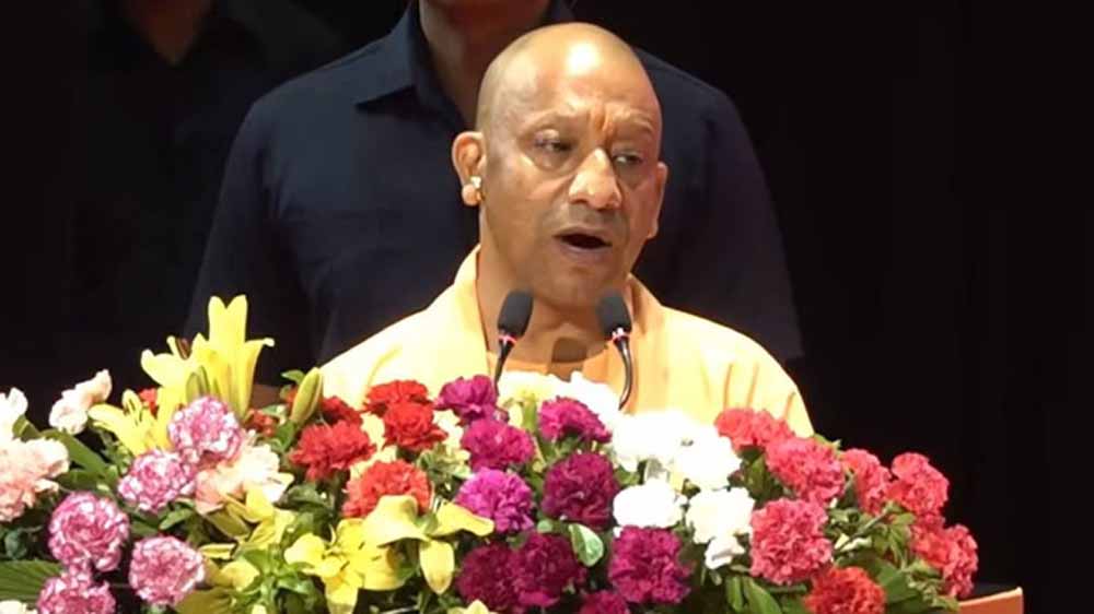 CM योगी आदित्यनाथ ने कहा  “श्रमिक की इज्जत की पूरी ठेकेदारी सरकार की”