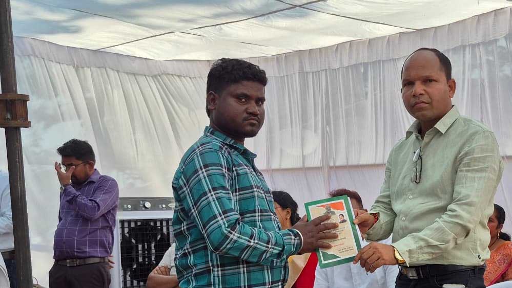 सिमड़ा शिविर में हितग्राहियों को राशन कार्ड वितरण, सुशासन तिहार 2026 में खुशियों का पल