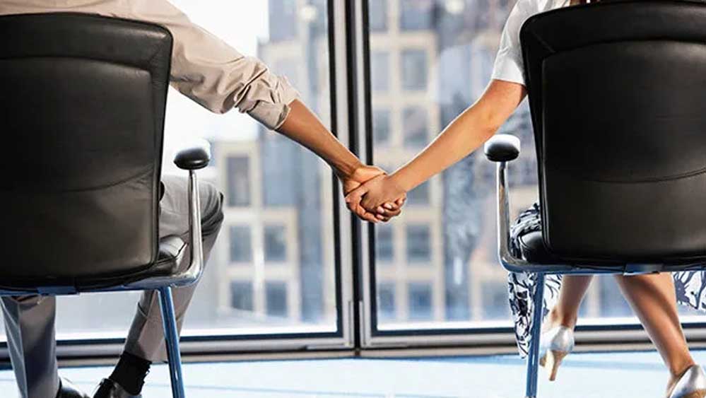 ऑफिस रोमांस पर सर्वे: 40 फीसदी लोगों ने पार्टनर को धोखा दिया