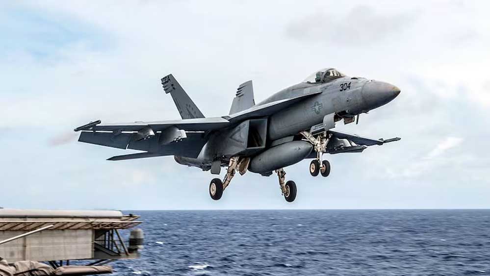 US की कार्रवाई: F/A-18 से ब्लॉकेड हमला, 3 ईरानी जहाजों को रोका
