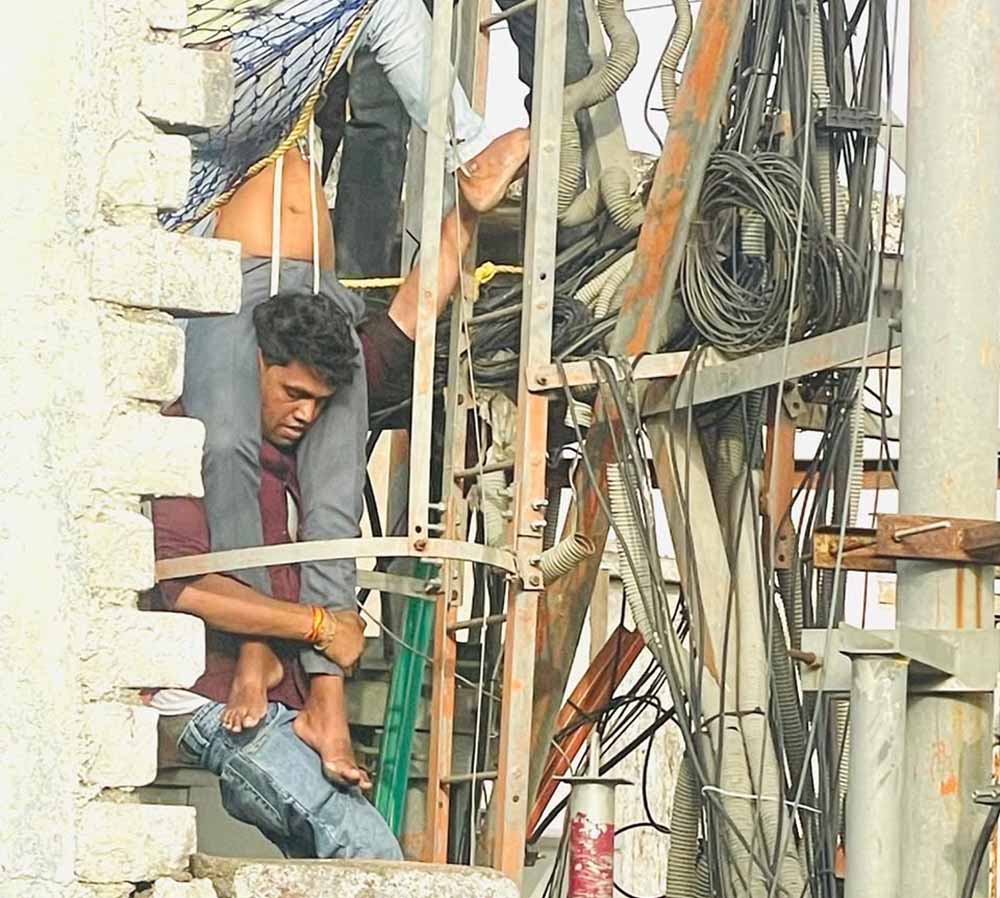 नशे की हालत में टॉवर पर चढ़े व्यक्ति को आरक्षक परशुराम रावत ने जान जोखिम में डालकर टॉवर से सुरक्षित नीचे उतारा