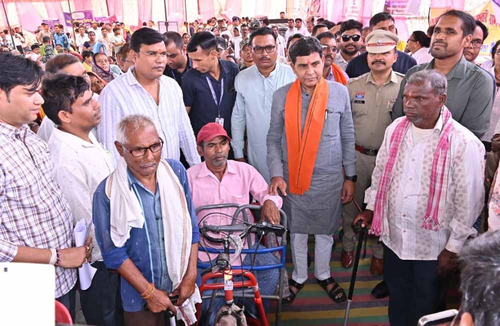 राजस्व मंत्री के हाथों मिली मोटराइज्ड ट्राईसाइकिल