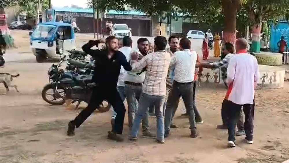तहसीलदार के सामने भड़का विवाद, कोर्ट सुनवाई के दौरान मारपीट; दोनों पक्षों पर मामला दर्ज