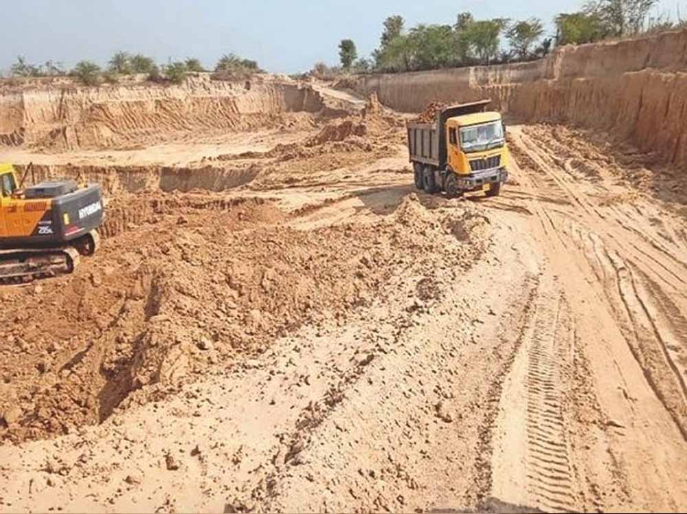 अवैध उत्खनन के खिलाफ सख्त कार्रवाई: महानदी में 14 ओवरलोड हाइवा जब्त, माफियाओं में हड़कंप