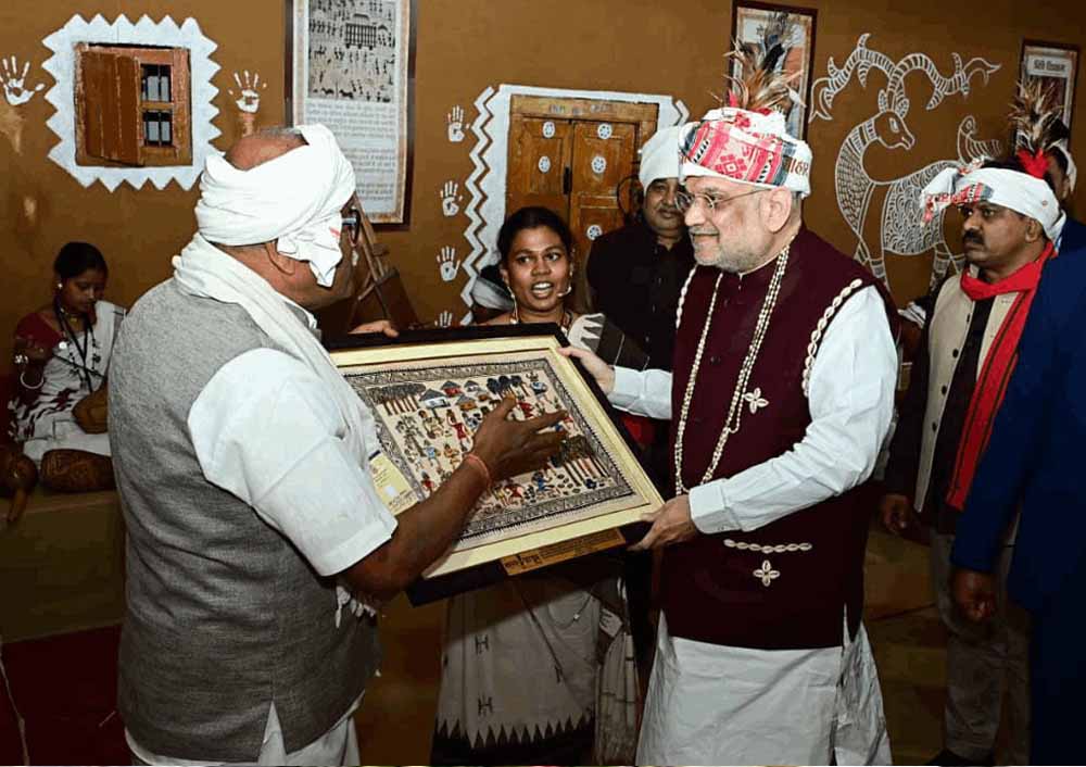 राष्ट्रीय मंच पर चमकी बस्तर की कला, खास शिल्पकृतियों ने अमित शाह और योगी का जीता दिल