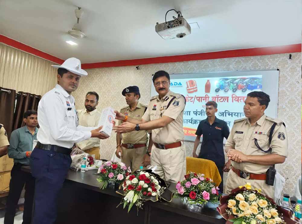राडा की पहल, ट्रैफिक पुलिस को सेफ्टी जैकेट वितरण और वृक्षारोपण का आह्वान