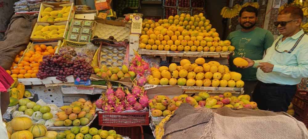 जहरीले तरीके से पकाए जा रहे थे फल, खाद्य विभाग की कार्रवाई में केला समेत कई फल जब्त