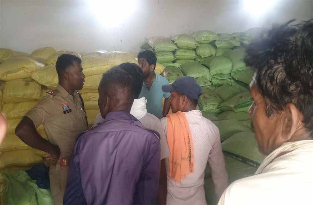 खाद गोदाम पर चोरों का धावा, 68 बोरी DAP गायब; पुलिस ने तेज की तलाश अभियान