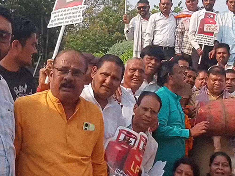 प्रदर्शन बना गिरफ्तारी की वजह: ग्रामीण कांग्रेस के 8 नेताओं पर पुलिस की कार्रवाई
