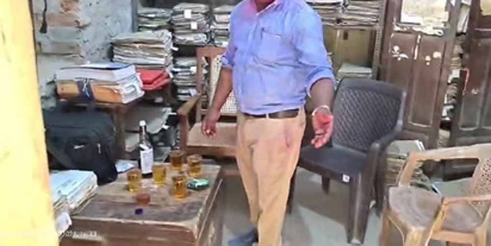 सरकारी कार्यालय में खुली शराब पार्टी, कर्मचारियों की हरकत कैमरे में कैद