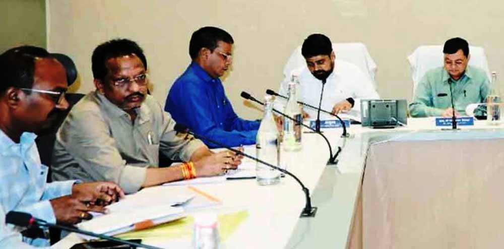 विकास परियोजनाओं में लापरवाही पर सख्ती, उद्योग मंत्री देवांगन ने अधिकारियों की लगाई क्लास