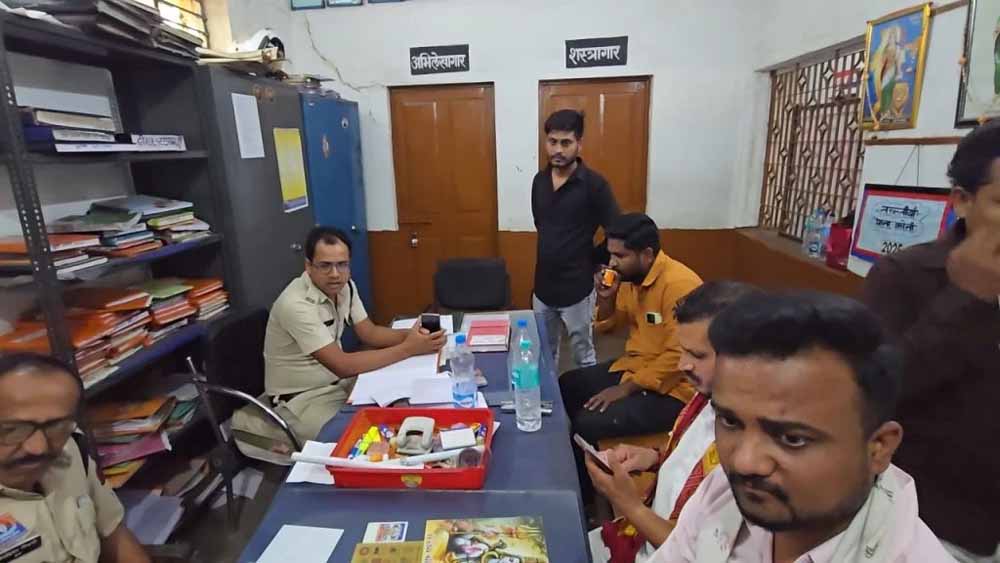 बिलासपुर पुलिस पर उठे सवाल, कबाड़ माफिया की थाने में चाय पार्टी की तस्वीर वायरल