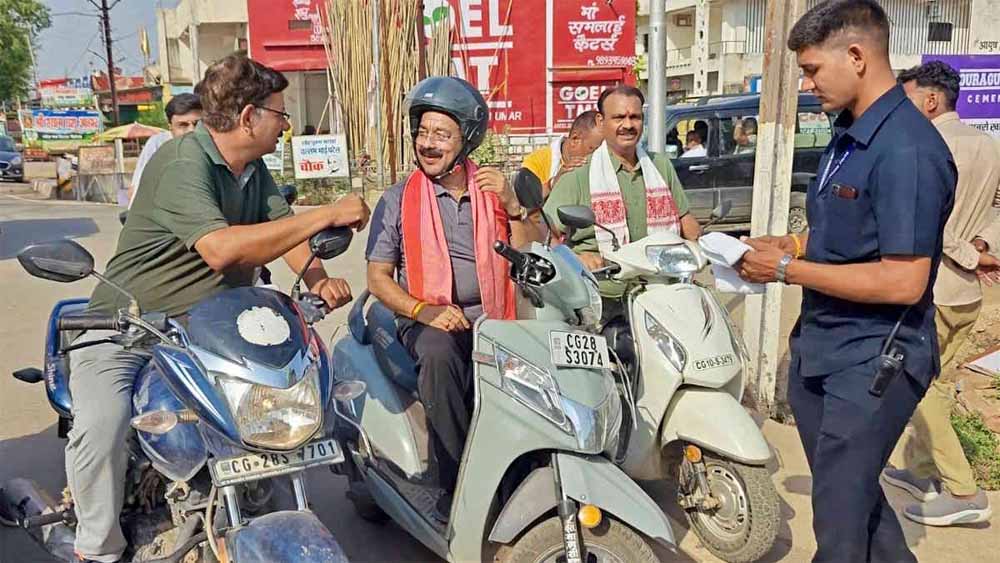 निरीक्षण के लिए स्कूटी पर निकले अरुण साव, डिप्टी सीएम का सादगी भरा अंदाज चर्चा में