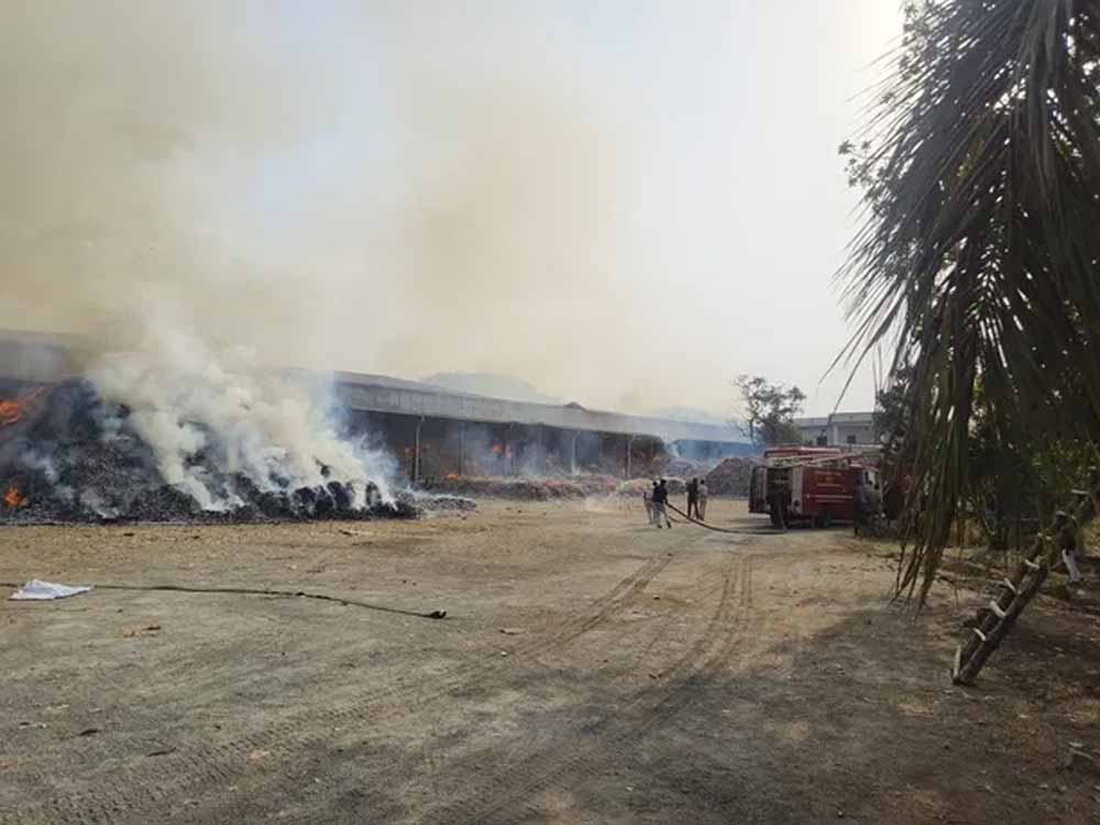 जगदलपुर के तेंदूपत्ता गोदाम में आग से हड़कंप, आग बुझाने में जुटी फायर ब्रिगेड