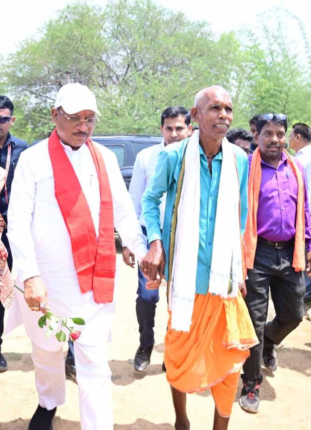 मुख्यमंत्री साय ने पूछा “आवास कोन भेजिस, मोहन ने कहा – मोदी जी ने”