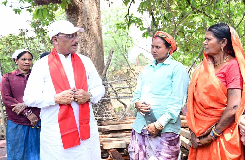 जमीन पर भोजन, ज़मीन पर फैसला: सीएम साय ने पेयजल योजना जल्द शुरू करने के दिए निर्देश