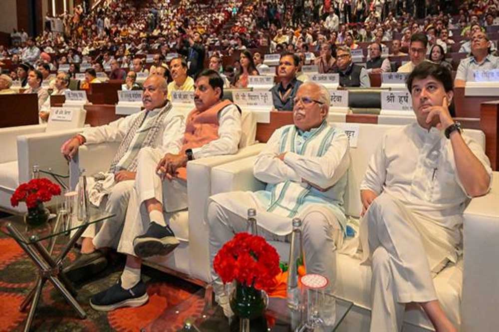 मुख्यमंत्री डॉ. यादव ने केंद्रीय कृषि मंत्री चौहान को पुस्तक विमोचन पर दीं बधाई