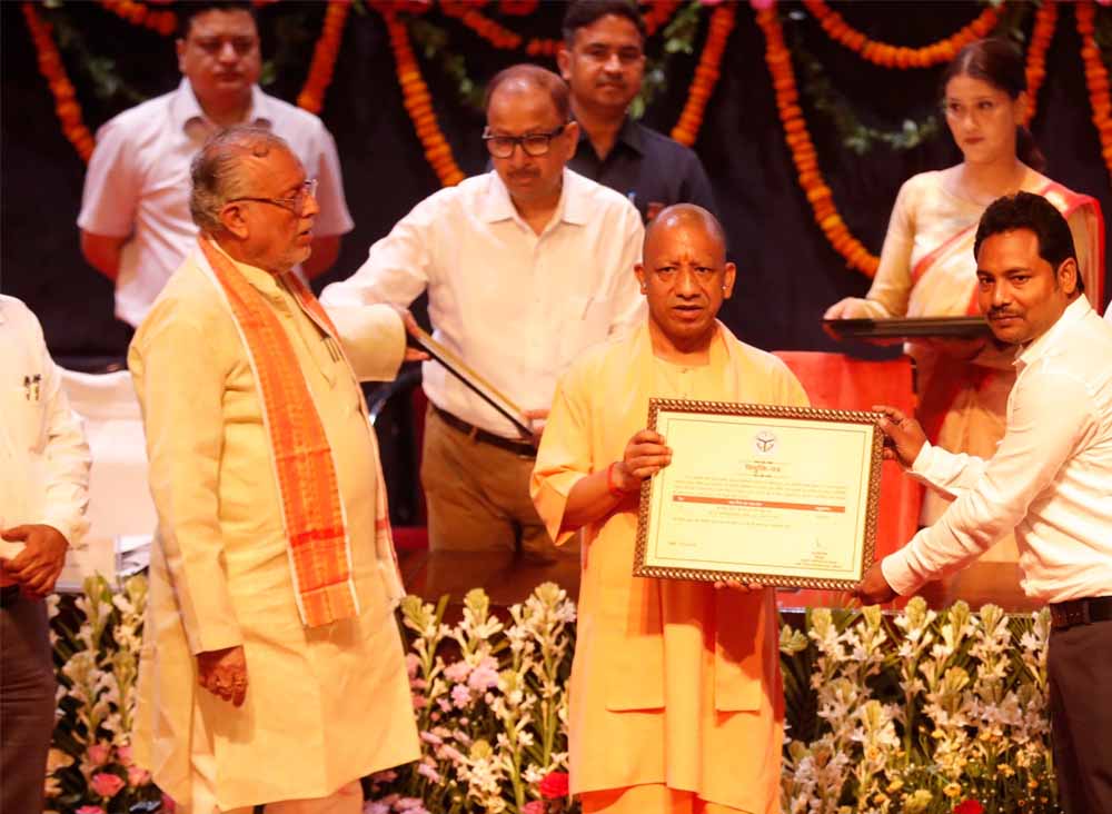 पिछले नौ वर्षों में उत्तर प्रदेश ‘बीमारू’ से रेवेन्यू सरप्लस राज्य बना, वित्तीय अनुशासन और बेहतर प्रबंधन से अर्थव्यवस्था, बजट और प्रति व्यक्ति आय हुई तीन गुना