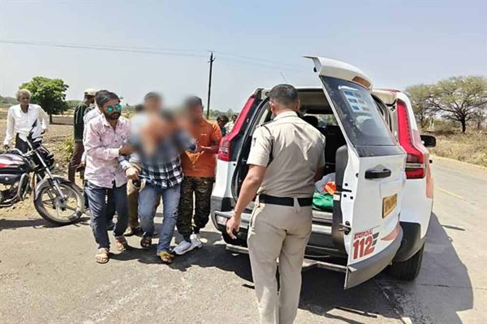 रतलाम के डायल-112 हीरोज सड़क हादसे में घायल हुए तीन लोगों को समय पर पहुँचाया अस्पताल  भोपाल   रतलाम जिले के थाना रिंगनोद क्षेत्र मेंडायल-112 जवानों की त्वरित प्रतिक्रिया और संवेदनशील कार्यवाहीसे सड़क दुर्घटना में गंभीर रूप से घायल तीन व्यक्तियों को समय पर अस्पताल पहुँचाकर उपचार दिलाया गया। समय पर मिली सहायता से घायलों को शीघ्र चिकित्सा सुविधा उपलब्ध हो सकी।  07 मई को सुबह राज्य स्तरीय पुलिस कंट्रोल रूम डायल-112 भोपाल को सूचना प्राप्त हुई कि थाना रिंगनोद क्षेत्र अंतर्गतबिनोलीफंटा रोडपर दो मोटर साइकिलों की आमने-सामने से टक्कर हो गई है, जिसमें तीन व्यक्ति गंभीर रूप से घायल हो गए हैं। तत्काल पुलिस सहायता की आवश्यकता है। सूचना मिलते ही रिंगनोद थाना क्षेत्र में तैनात डायल-112 एफआरव्ही वाहन को तुरंत घटनास्थल के लिए रवाना किया गया।  डायल 112 स्‍टॉफआरक्षक  चंद्रपाल सिंह एवं पायलट  मंगलेश्वर सूर्यवंशीने मौके पर पहुँचकरपाया कि मोटरसाइकिल दुर्घटना में तीन लोग गंभीर रूप से घायल हो गए थे। डायल-112 जवानों ने बिना समय गंवाए सभी घायलों कोएफआरव्ही वाहनकी सहायता से तत्कालशासकीय अस्पताल जावरापहुँचाया।डायल-112 जवानों की तत्परता से घायलों को समय पर उपचार मिल सका।  डायल 112 हीरोजश्रृंखला के अंतर्गत यह घटना दर्शाती है कि मध्यप्रदेश पुलिस की डायल-112 सेवा हर आपात परिस्थिति में त्वरित सहायता, संवेदनशीलता और जनसेवा की भावना के साथ आमजन के लिए सदैव सक्रिय और प्रतिबद्ध है।