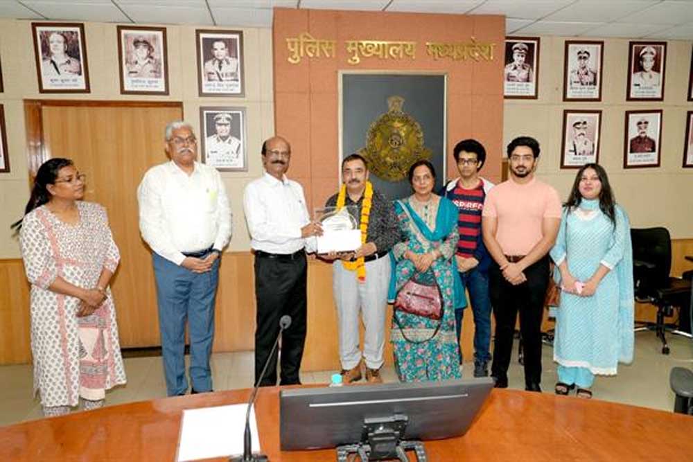 पुलिस महानिदेशक ने सभी को स्मृति चिन्ह भेंट कर किया सम्मानित अनुभव और समर्पण की विरासत को नई पीढ़ी के लिए आगे बढ़ाए : डीजीपी कैलाश मकवाणा