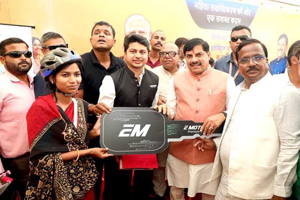 सीएसआर फंड से जिला प्रशासन उज्जैन ने उपलब्ध करवाईं ई-साइकिलें