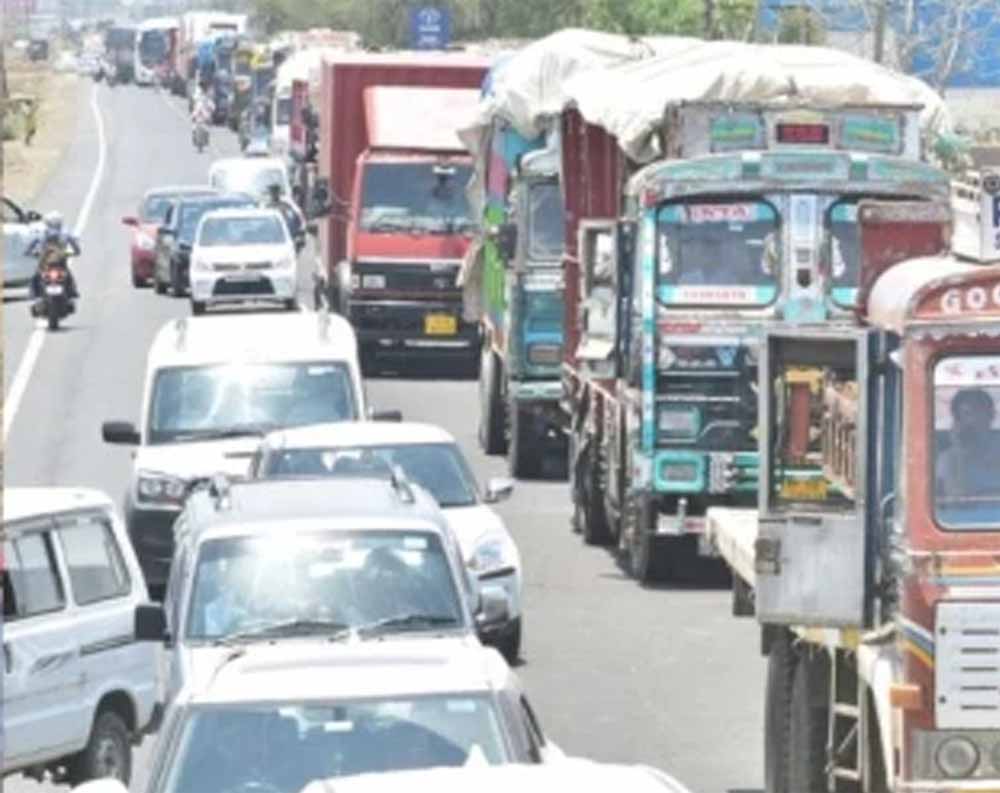 खरीदी केंद्र बंद मिलने पर सड़क पर उतरे किसान, NH-146 पर यातायात ठप