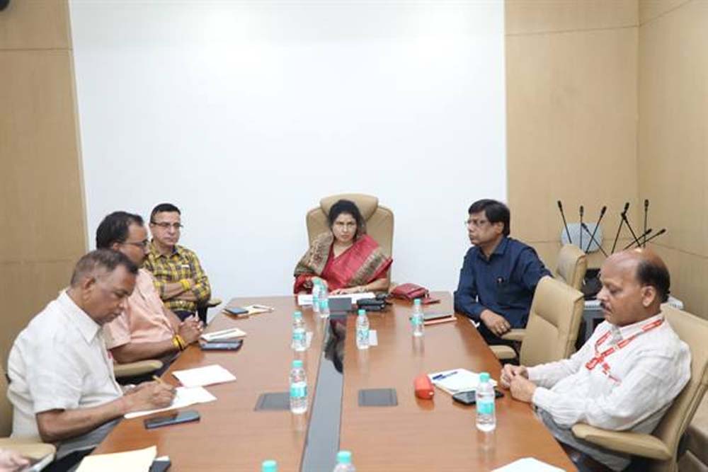 तय समय में पूरे हों निर्माण कार्य, लापरवाही पर सख्ती: राज्यमंत्री गौर